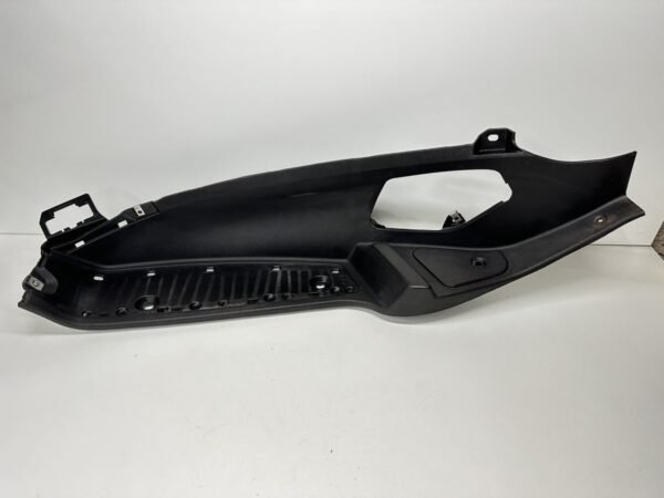 PLASTIQUE REPOSE PIED GAUCHE PIAGGIO MP3 300 IE LT 2010-2014