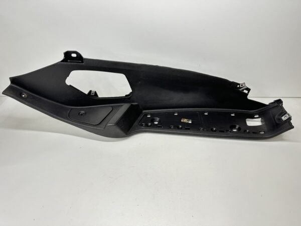 PLASTIQUE REPOSE PIED DROIT PIAGGIO MP3 300 IE LT 2010-2014