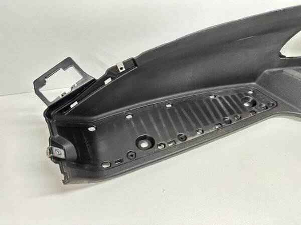 PLASTIQUE REPOSE PIED GAUCHE PIAGGIO MP3 300 IE LT 2010-2014 – Image 5