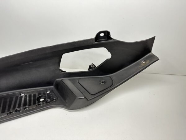 PLASTIQUE REPOSE PIED GAUCHE PIAGGIO MP3 300 IE LT 2010-2014 – Image 4