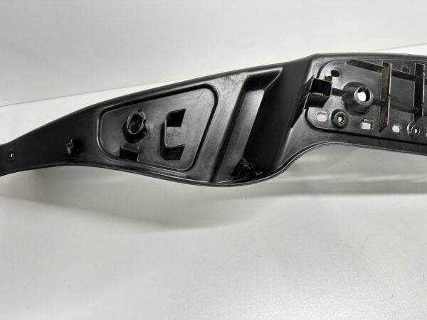 PLASTIQUE REPOSE PIED GAUCHE PIAGGIO MP3 300 IE LT 2010-2014 – Image 2