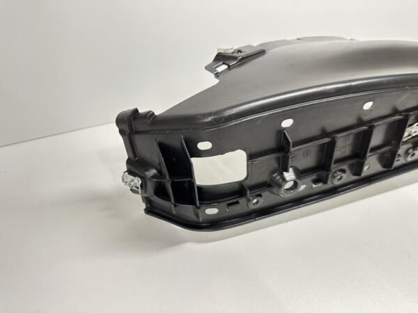 PLASTIQUE REPOSE PIED DROIT PIAGGIO MP3 300 IE LT 2010-2014 – Image 7
