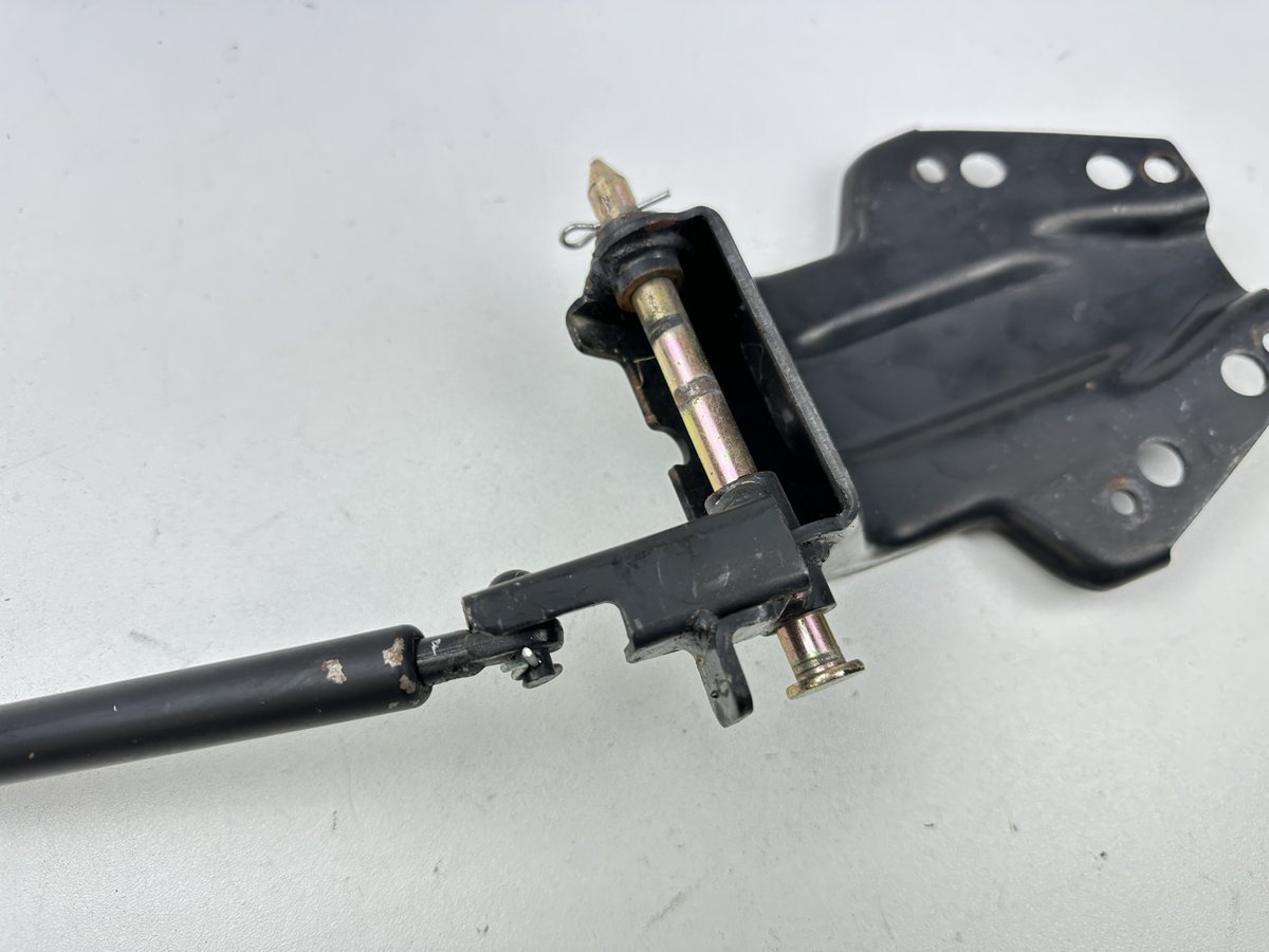 Dratom Parts piece moto 31 20241223 140914 CHARNIÈRE DE SELLE AVEC VÉRIN QUADRO S 350 2015-2018 – Image 3