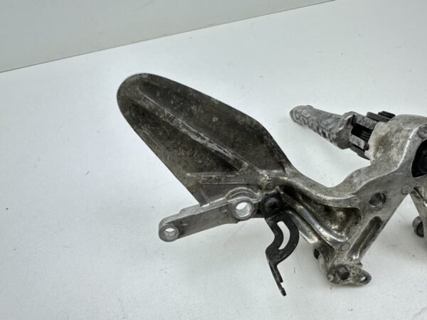 PLATINE REPOSE PIED DROITE YAMAHA YZF 750 1993-1998 – Image 5
