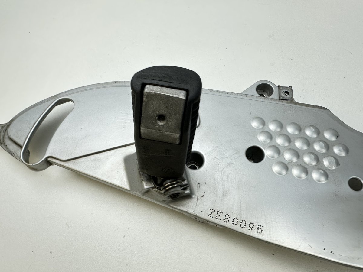 Dratom Parts piece moto 56 20241226 182649 PLATINE REPOSE PIED GAUCHE BMW R 1150 RT 2001-2004 – Image 3
