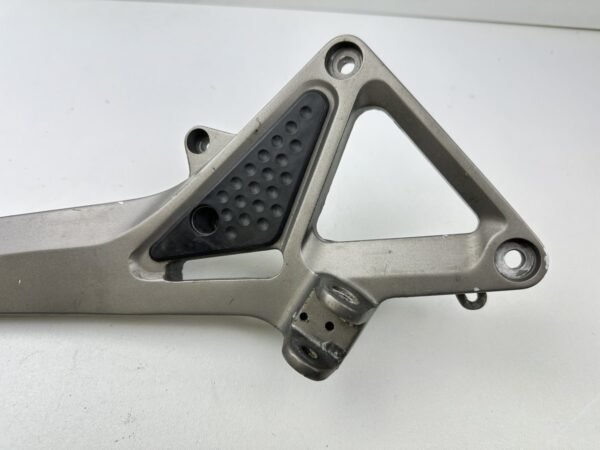 PLATINE REPOSE PIED DROITE HONDA CB 600 F HORNET 1998-2002 – Image 2