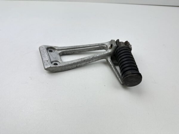 PLATINE REPOSE PIED PASSAGER DROITE YAMAHA TDR 125 1998-2003 – Image 2