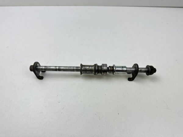AXE DE ROUE ARRIERE HONDA CBF 125 2009-2014