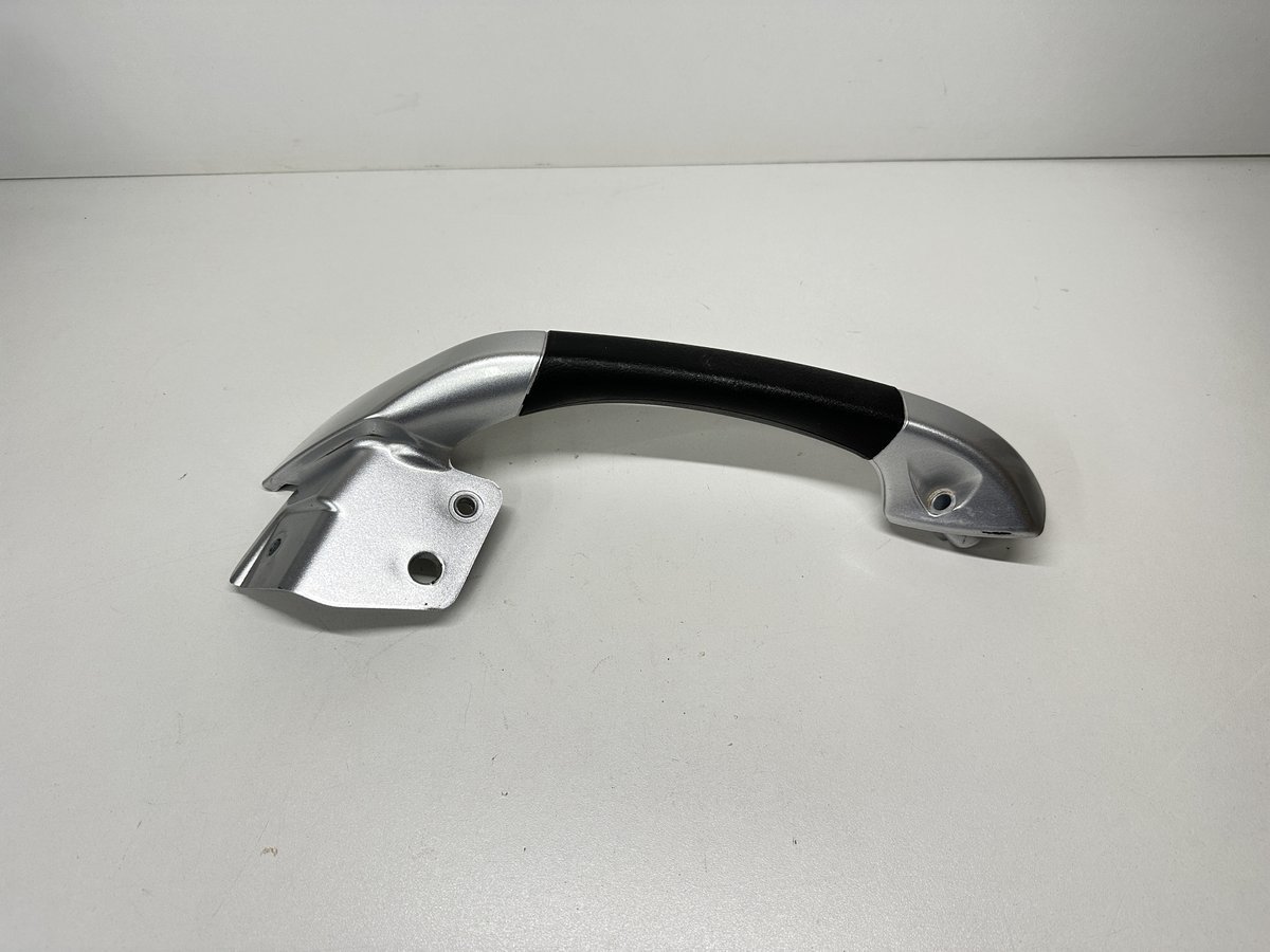 Dratom Parts piece scooter Piaggio MP3 300 2010 2011 2012 2013 2014 01 20241202 135045 POIGNÉE PASSAGER GAUCHE PIAGGIO MP3 300 IE LT 2010-2014