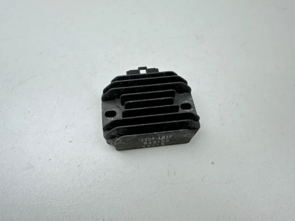 REGULATEUR TENSION PIAGGIO X7 125 2008-2010
