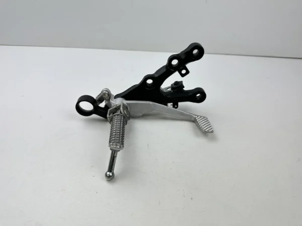 PLATINE REPOSE PIED DROITE YAMAHA YZF-R6 2017-2022
