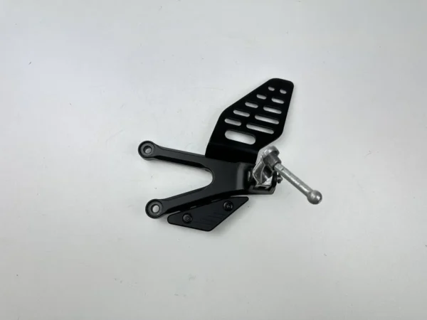PLATINE REPOSE PIED GAUCHE YAMAHA YZF-R6 2017-2022