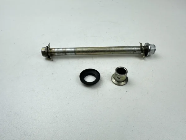 AXE ROUE AVANT YAMAHA YBR 125 2004-2006